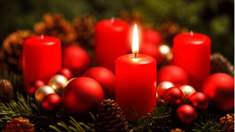 Adventskranz mit einer brennenden Kerze / © Smileus (shutterstock)