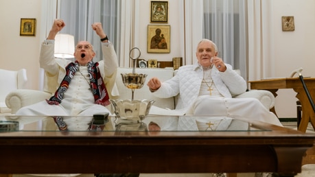  Anthony Hopkins als Papst Benedikt und Jonathan Pryce als Papst Franziskus im Film "Die zwei Päpste" / © Peter Mountain (dpa)