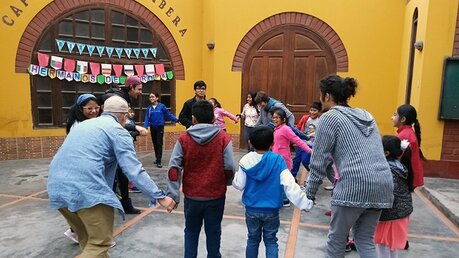 Auf dem Kirchplatz von "Cristo libera" im Armenviertel San Juan de Lurigancho spielen europäische Jugendliche mit peruanischen Straßenkindern. / © Mateusz Rdzanek (privat)