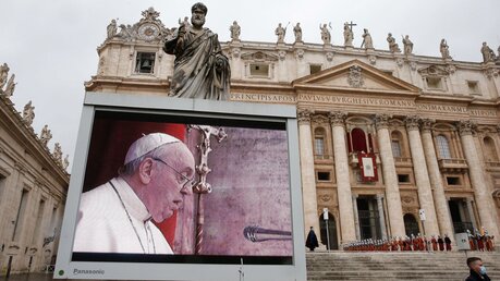 Auf einer Großleinwand wird übertragen, wie Papst Franziskus den Segen "Urbi et orbi" spendet / © Paul Haring/CNS photo (KNA)