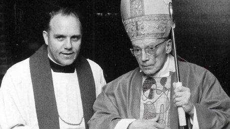 Der bereits emeritierte Erzbischof Josef Kardinal Frings, einer der Konzilsväter, besucht Pfarrer Dr. Klaus Dick 1973 in St. Antonius, Wuppertal.  (privat)
