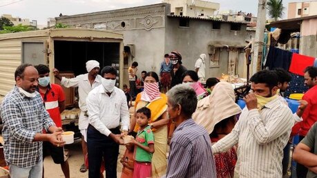 Die Partnerorganisation Chaithanya Mahila Mandali verteilt Mahlzeiten in einem der 160 Slums von Hyderabad. (BONO)