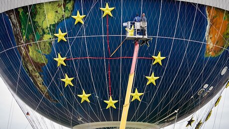 Die Sterne für die Europäische Union werden an einem Aussichts-Ballon angebracht / © Kay Nietfeld (dpa)