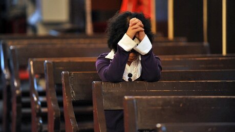 Eine Katholikin in China betet / © Katharina Ebel (KNA)