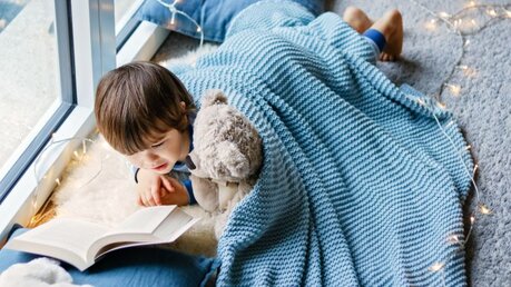 Ein Kind liest ein Buch / © Tatyana Soares (shutterstock)