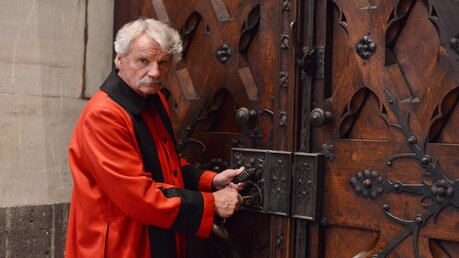 Ein Mann mit Schlüsselgewalt: Günter Brodka kontrolliert bei Dienstantritt jede Tür / © Beatrice Tomasetti (DR)