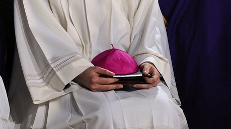 Ein Pileolus: Kopfbedeckung eines Bischofs / © N.N. (KNA)