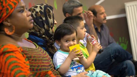 Kardinal Marx besucht eine Flüchtlingsfamilie (KNA)