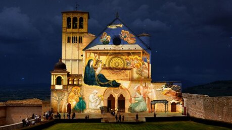Giottos Geburt wird auf die Fassade der Basilika des Heiligen Franziskus von Assisi projiziert / © Sacro Convento Assisi (privat)
