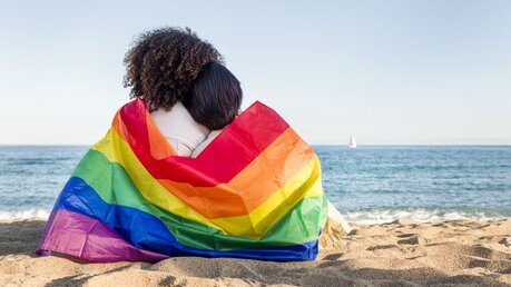 Homosexuelles Paar mit Regenbogenfahne / © Raul Mellado Ortiz (shutterstock)