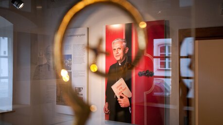 Ausstellungsraum im Geburtshaus von Papst Benedikt XVI. / © Maria Irl (KNA)