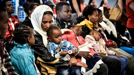 Geflüchtete aus Äthiopien sitzen am Flughafen / © Cristian Gennari/Romano Siciliani (KNA)