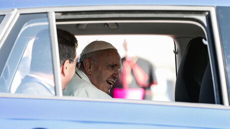 Symbolbild Papst Franziskus in einem Auto / © Paul Haring/CNS photo (KNA)