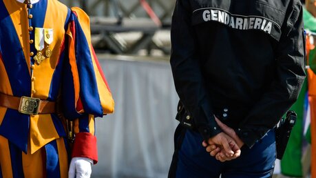 Ein Schweizergardist (l.) und ein Mitarbeiter der Gendarmeria (dt. Gendarmerie) auf dem Petersplatz / © Cristian Gennari/Romano Siciliani (KNA)