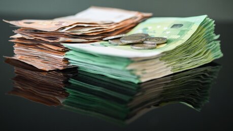 Geld: Scheine und Münzen / © Julia Steinbrecht (KNA)