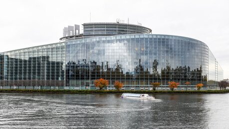 Glasfassade des Europäischen Parlaments in Straßburg / © Harald Oppitz (KNA)