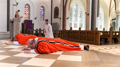 Priester während der Niederwerfung bei der Karfreitagsliturgie / © Harald Oppitz (KNA)