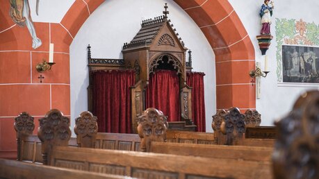 Beichtstuhl in einer Kirche / © Julia Steinbrecht (KNA)