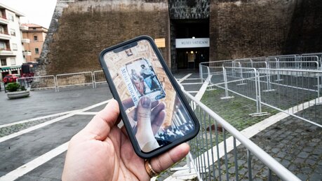 Ein Smartphone mit der Aufschrift Musei Vaticani (dt. Vatikanische Museen) auf dem Display / © Cristian Gennari/Romano Siciliani (KNA)