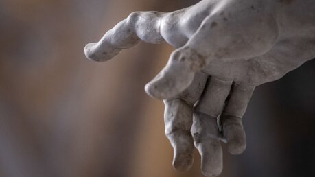 Die Hand des Propheten Elija mit ausgestrecktem Zeigefinger im Petersdom / © Cristian Gennari/Romano Siciliani (KNA)