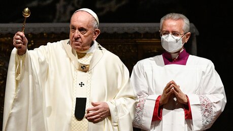 Papst Franziskus (l.) und Diego Giovanni Ravelli (r.) / © Vatican Media/Romano Siciliani (KNA)