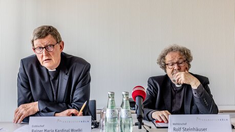 Kardinal Rainer Maria Woelki und Weihbischof Rolf Steinhäuser (r.) / © Theo Barth (KNA)