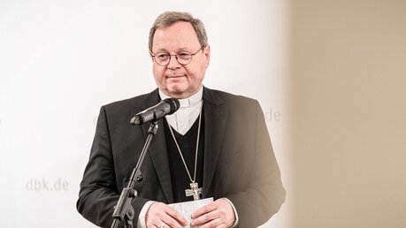 Georg Bätzing, Vorsitzender der Deutschen Bischofskonferenz (DBK), spricht bei einer Pressekonferenz zum Auftakt der Frühjahrsvollversammlung der DBK am 27. Februar 2023 in Dresden / © Dominik Wolf (KNA)