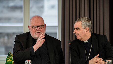 Reinhard Kardinal Marx und Erzbischof Nikola Eterović (r.) bei de Frühjahrsvollversammlung in Dresden / © Dominik Wolf (KNA)