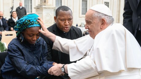 Papst Franziskus segnet eine Frau / © Vatican Media/Romano Siciliani (KNA)