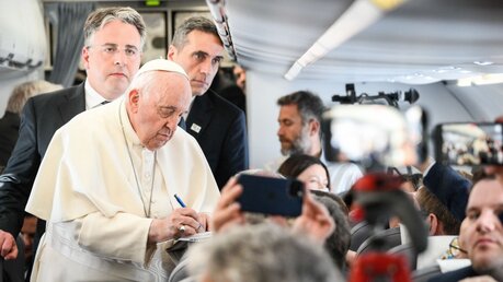 Papst Franziskus und mitreisende Journalisten im Flugzeug / © Vatican Media/Romano Siciliani (KNA)