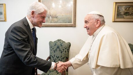 Bill Clinton, ehemaliger Präsident der Vereinigten Staaten, und Papst Franziskus / © Vatican Media/Romano Siciliani (KNA)