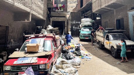 Auch die Autos werden in Kairos Armenviertel teil der Müllberge. / © Manuel Meyer (KNA)