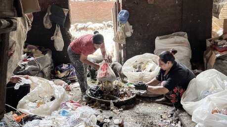 Die koptischen Frauen sortieren Müll und sammeln Reste von Lebensmitteln und anderes Organisches für ihre Schweinezucht. / © Manuel Meyer (KNA)