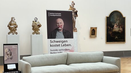 Ein Sofa zum Verweilen und Anhören von Beiträgen im Media-Guide in einer Ausstellung zur Suizidprävention im Bode-Museum in Berlin / © Gregor Krumpholz (KNA)