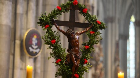 Auch das ein Werk Steiners: Am Palmsonntag wird das Kreuz mit Buchs und roten Blüten geschmückt. / © Beatrice Tomasetti (DR)