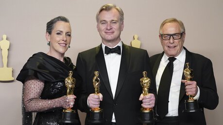 Emma Thomas, Christopher Nolan (M) und Charles Roven im Presseraum mit dem Preis für den besten Film für "Oppenheimer" bei der Oscar-Verleihung / © Jordan Strauss (dpa)