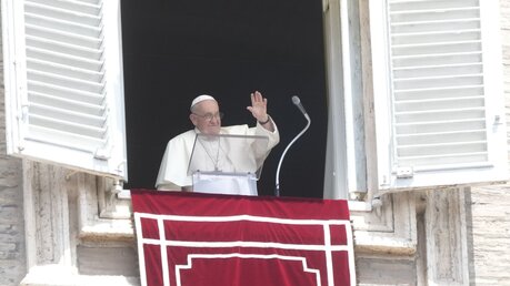 Papst Franziskus beim Mittagsgebet auf dem Petersplatz / © Gregorio Borgia/AP (dpa)