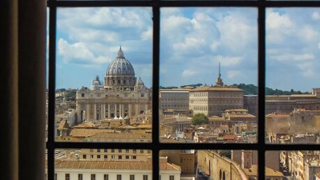 Blick auf den Petersdom aus einem Fenster in der Vatikanstadt / © Aldo91 (shutterstock)