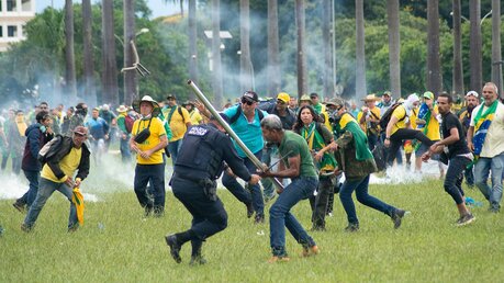 Anhänger des ehemaligen brasilianischen Präsidenten Bolsonaro geraten in der Hauptstadt mit Polizisten aneinander / © Matheus Alves (dpa)