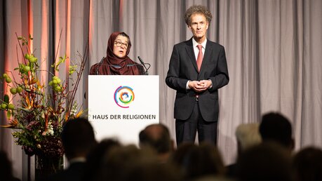 Hamideh Mohagheghi (l), Sprecherin des Rates der Religionen, und Wolfgang Reinbold (r), 1. Vereinsvorsitzender Haus der Religionen / © Michael Matthey (dpa)