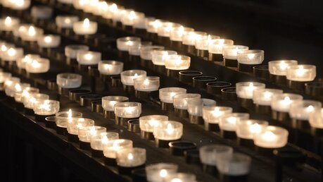 Beim Heiligen Antonius im Kölner Dom brennen immer viele Kerzen. / © Beatrice Tomasetti (DR)