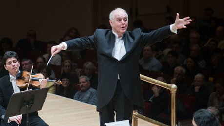 Der Dirigent Daniel Barenboim und die Staatskapelle Berlin / © Benjamin Petit (dpa)