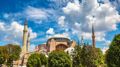 Die Hagia Sophia galt als die prächtigste christliche Kirche des Ostens. Sie steht in Istanbul, dem ehemaligen Konstantinopel, und ist ein Ziel der Pilgertour von Hans-Gerd Paus / © Sergii Figurnyi (shutterstock)