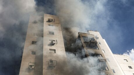 Eine aus dem Gazastreifen abgefeuerte Rakete hat ein Wohnhaus in Israel getroffen. Nach massiven Angriffen aus dem palästinensischen Gazastreifen auf Israel hat die israelische Armee am Samstag den Kriegszustand erklärt / © Ilia Yefimovich/dpa +++ dpa-Bildfunk +++ (dpa)