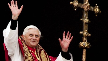 Der neugewählte Papst Benedikt XVI. grüßt die Gläubigen vom Balkon des Petersdoms im Vatikan (Archivbild) / © epa ansa Claudio Onorati (dpa)