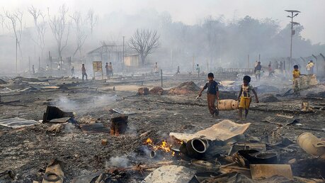 Feuer in Rohingya-Flüchtlingslager in Bangladesch / © Mahmud Hossain Opu (dpa)