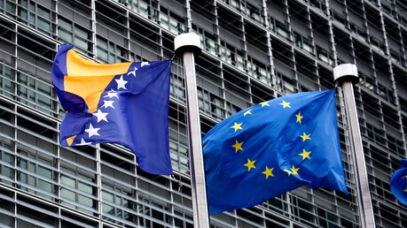 Flaggen der EU und Bosnien-Herzegowinas / © Alexandros Michailidis (shutterstock)