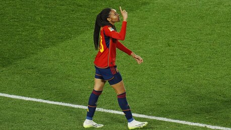 Frauen-Fußball-WM: Die spanische Spielerin Salma Paralluelo jubelt / © Abbie Parr (dpa)
