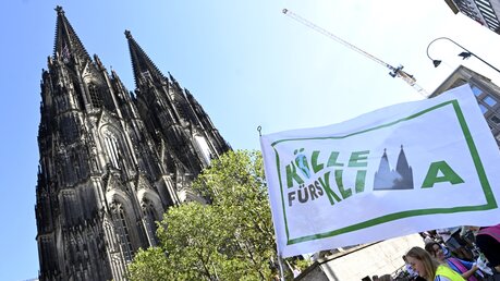 Aktivisten zeigen ihre Fahne vor dem Kölner Dom beim globalen Klimastreik / © Roberto Pfeil (dpa)