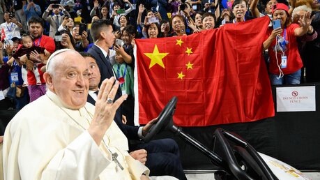 Teilnehmer schwenken die Flagge von China bei der Ankunft von Papst Franziskus in der Mongolei / © Vatican Media (KNA)